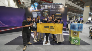 頑啤影像團隊在 2026 Best AI Awards 智慧創新大賞現場合影,手持黃色頑啤旗幟