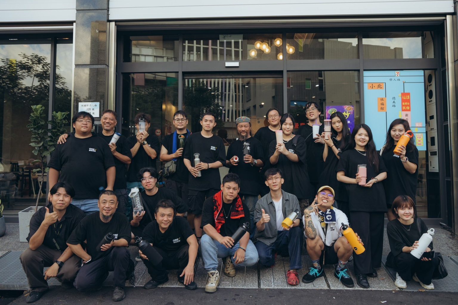 頑啤影像劇組全員手持自備環保水壺合照,落實綠色劇組文化