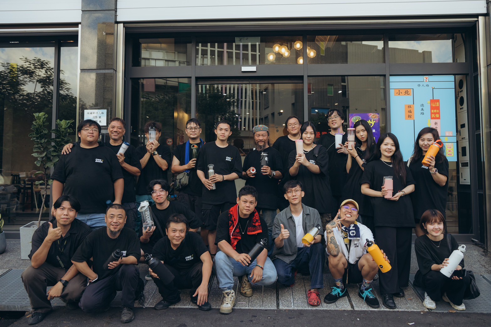 頑啤影像劇組全員手持自備環保水壺合照,落實綠色劇組文化