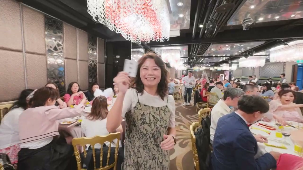 尾牙宴會現場：員工在餐桌間揮手互動，頑啤影像拍攝的企業春酒尾牙影像